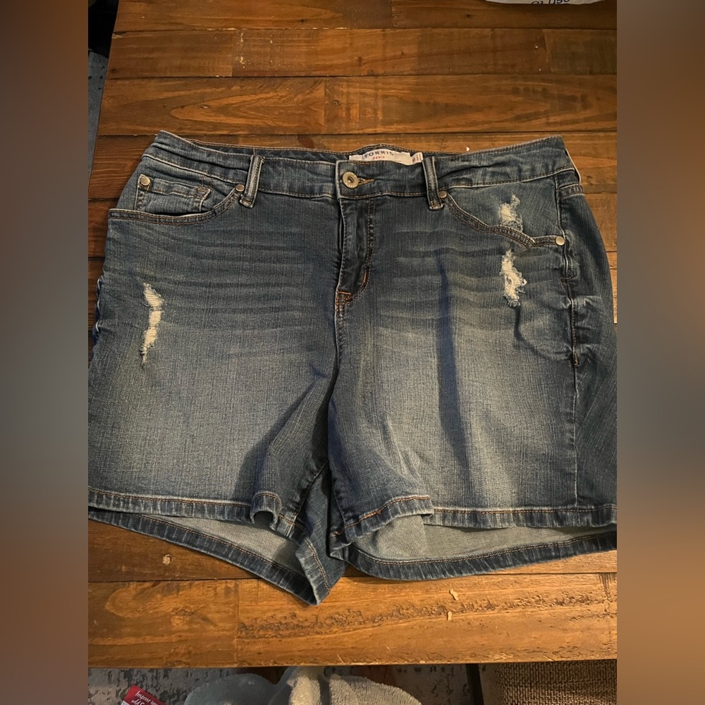 Torrid Size 16 Distressed Denim Shorts Stretch‎ Jean Shorts classic pockets
